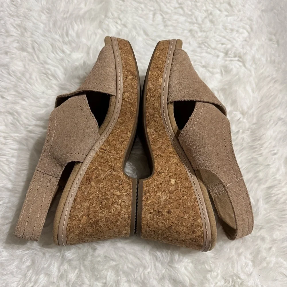 Clarks Tan Sandals Size 7.5